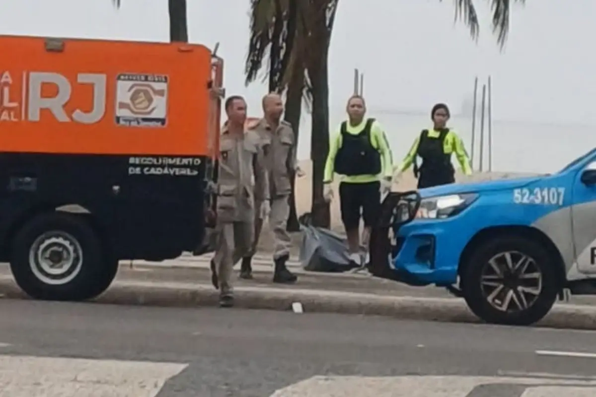 Bombeiros resgatam corpo de mulher que morreu afogada em Copacabana