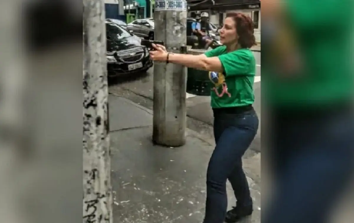 Carla Zambelli ameaçando com arma