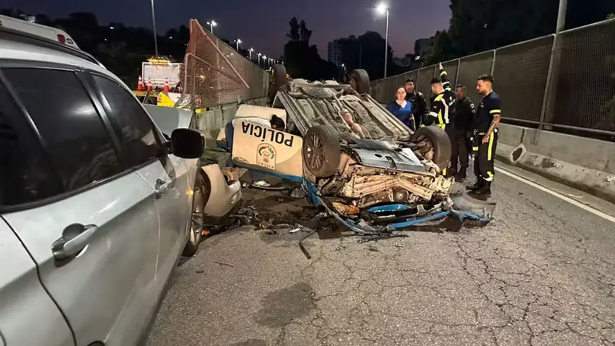 carro em alta velocidade atinge viatura da PM