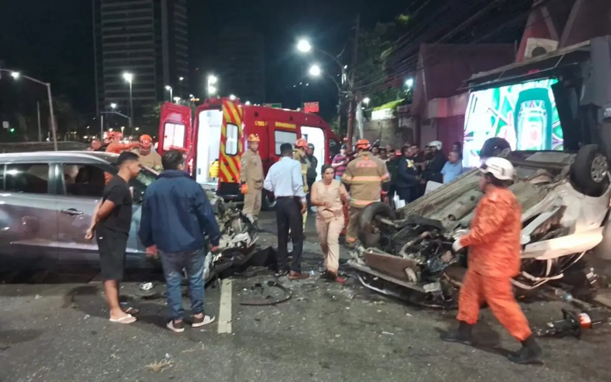 Colisão entre carros na Autoestrada Lagoa-Barra