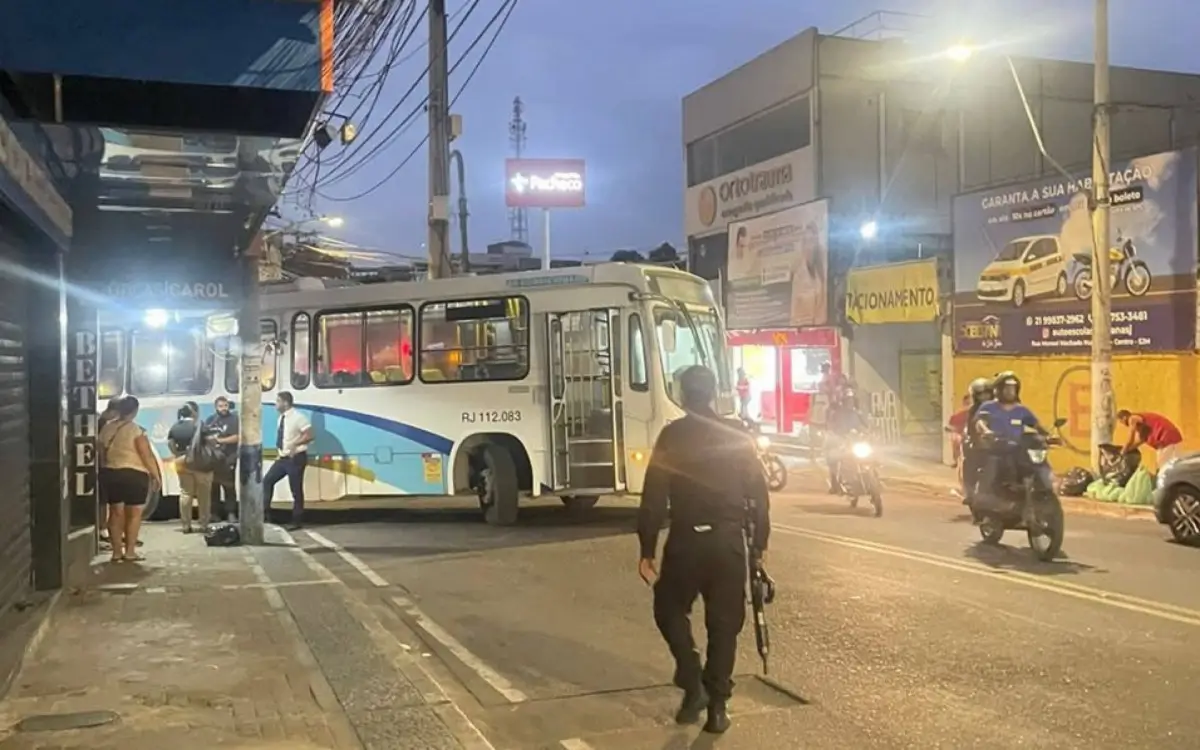 Confronto com policiais em São João de Meriti resulta em sequestro de ônibus