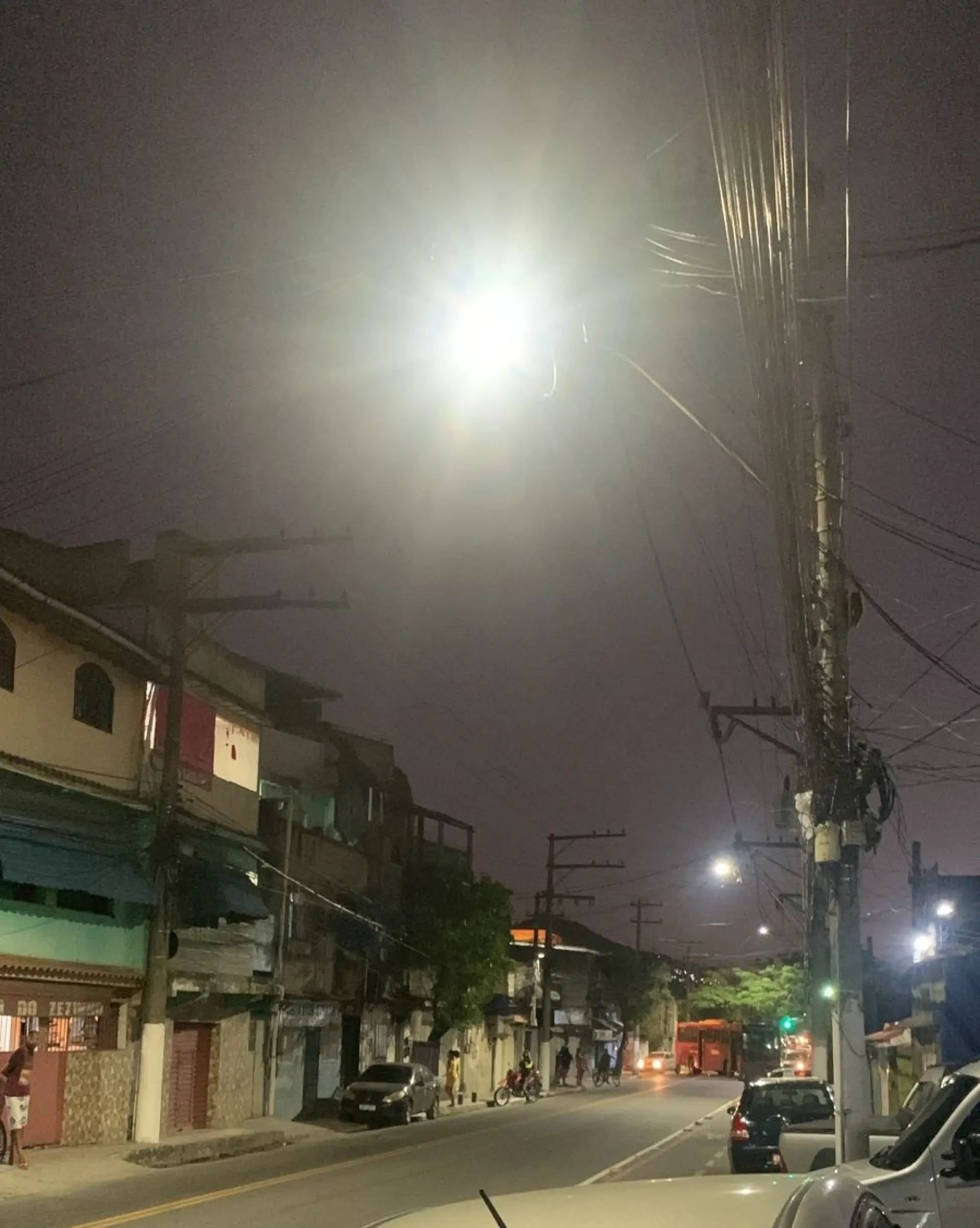 Criminosos sequestram ônibus e interditam ruas em Niterói