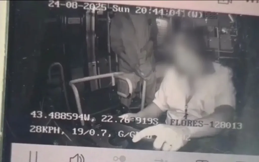 motorista troca socos com assaltante dentro de ônibus