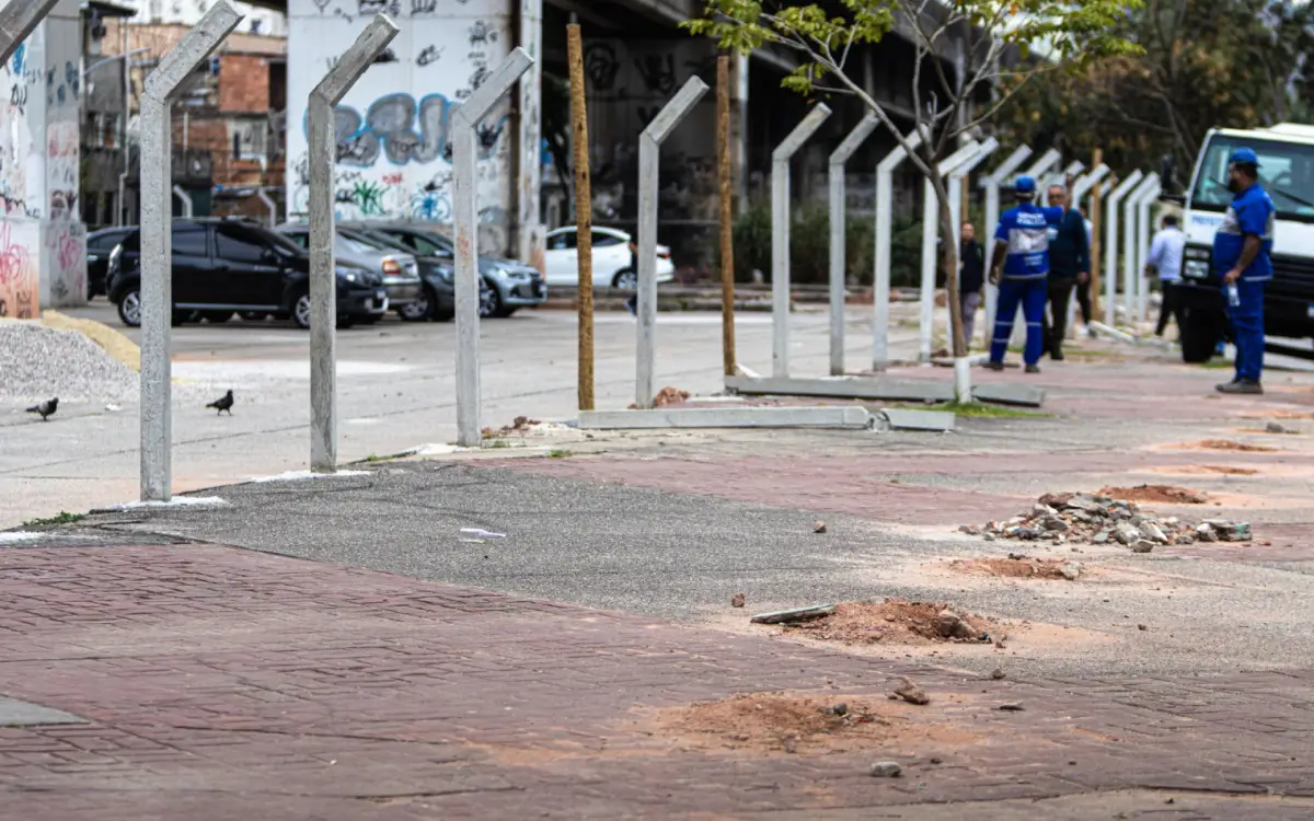 estruturas irregulares em calçadas do Irajá