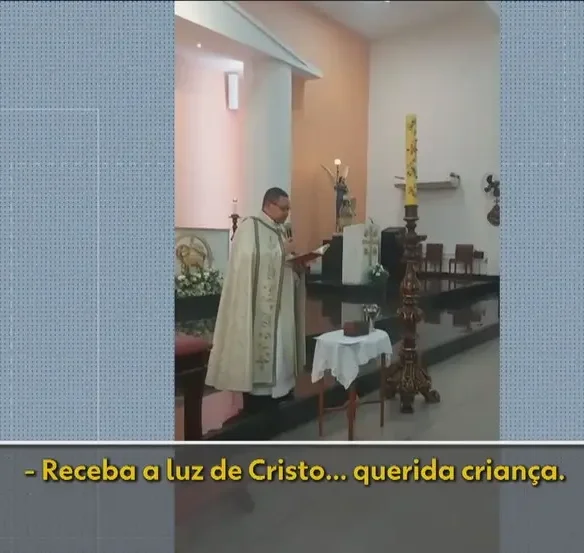 Família denuncia preconceito após padre não citar nome da criança no batismo