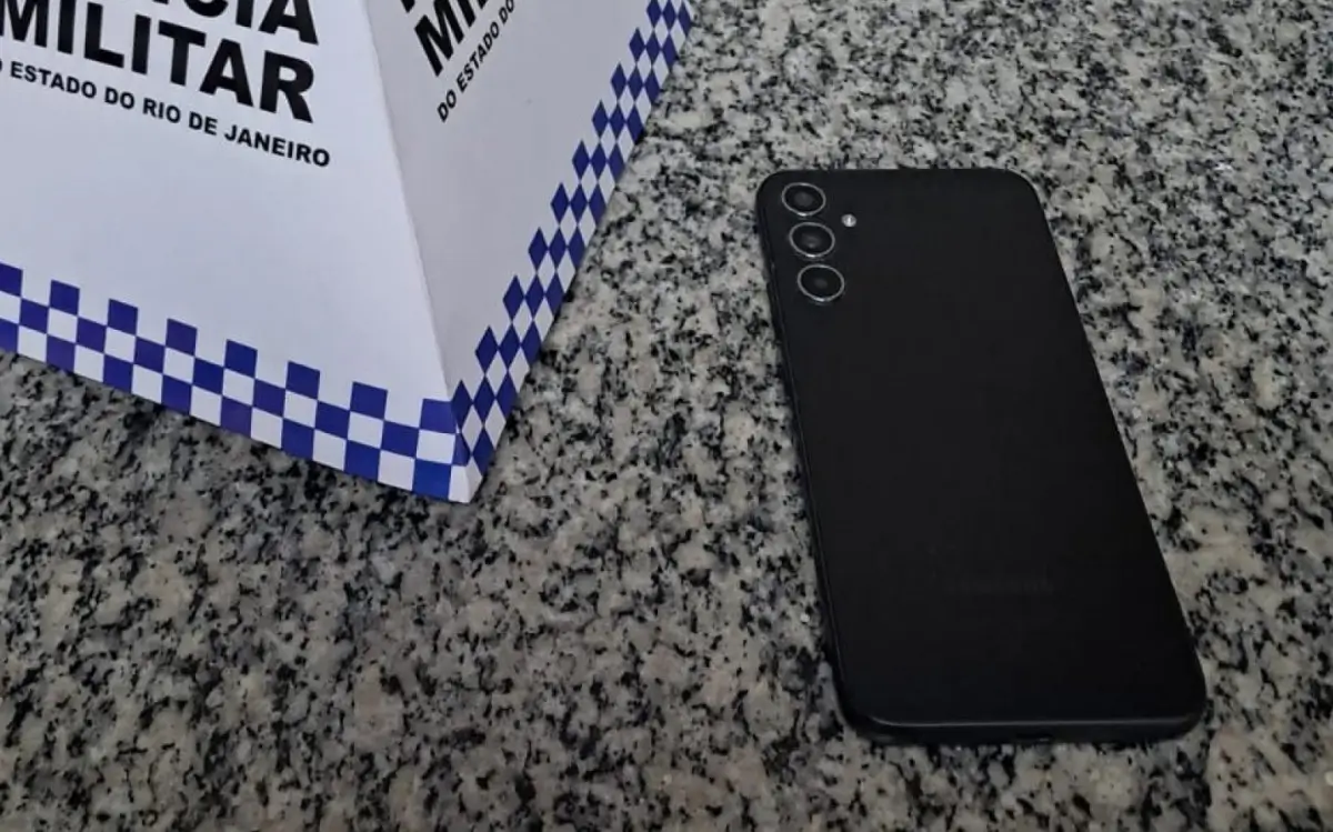 O celular foi recuperado pelos agentes