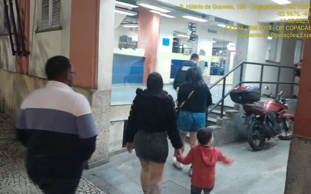 criança de 4 anos abandonada em carro