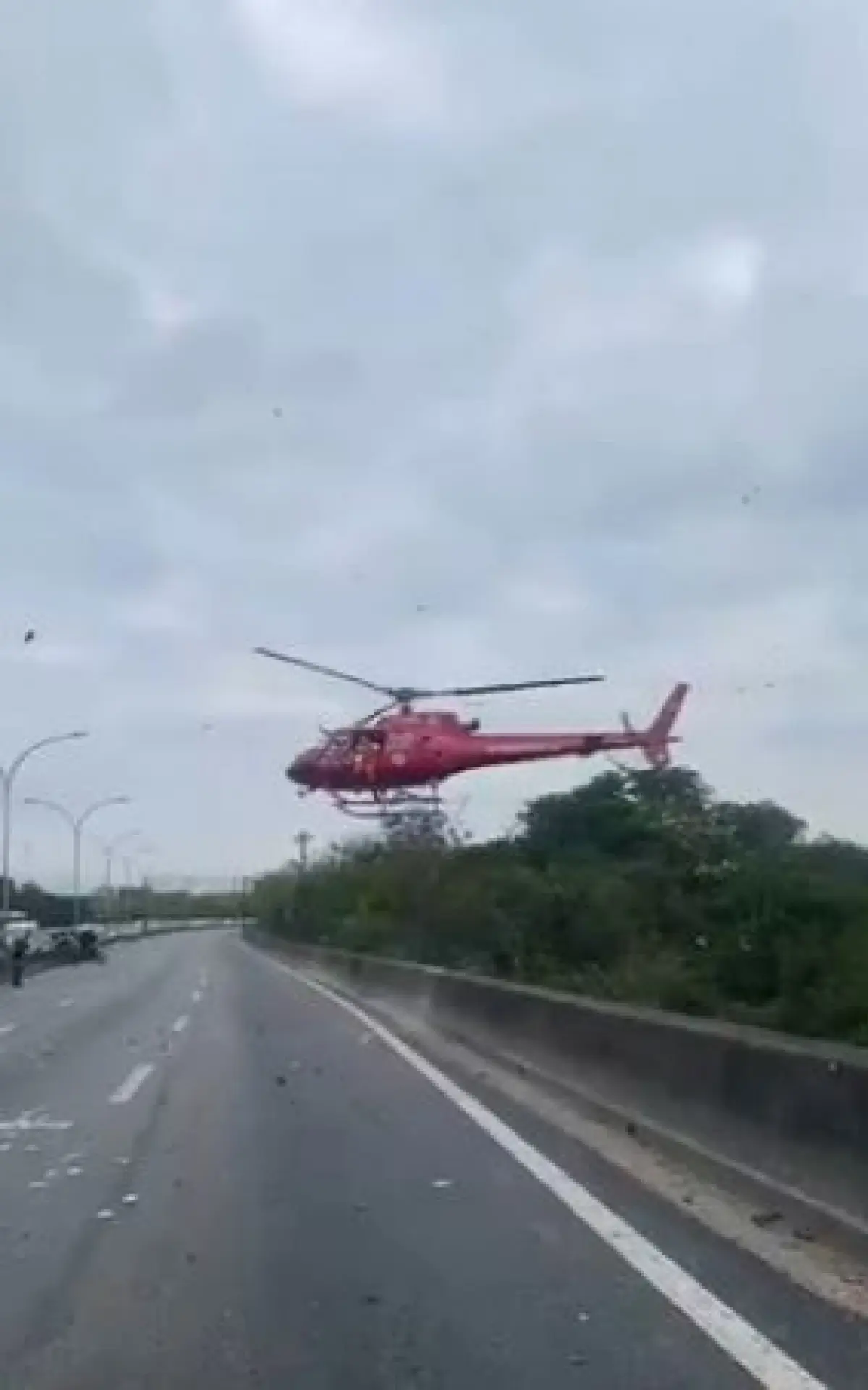 Helicóptero dos Bombeiros pousa na Linha Vermelha