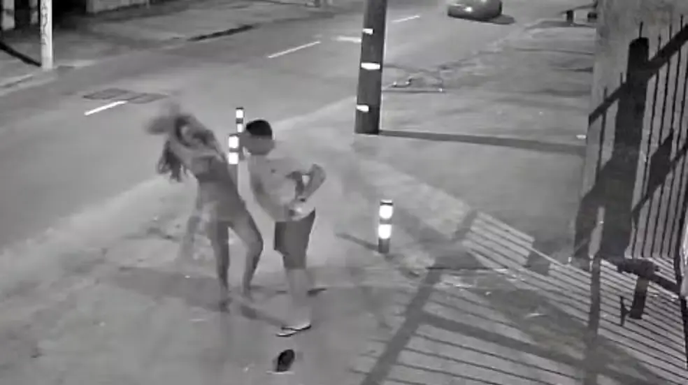 homem espanca mulher