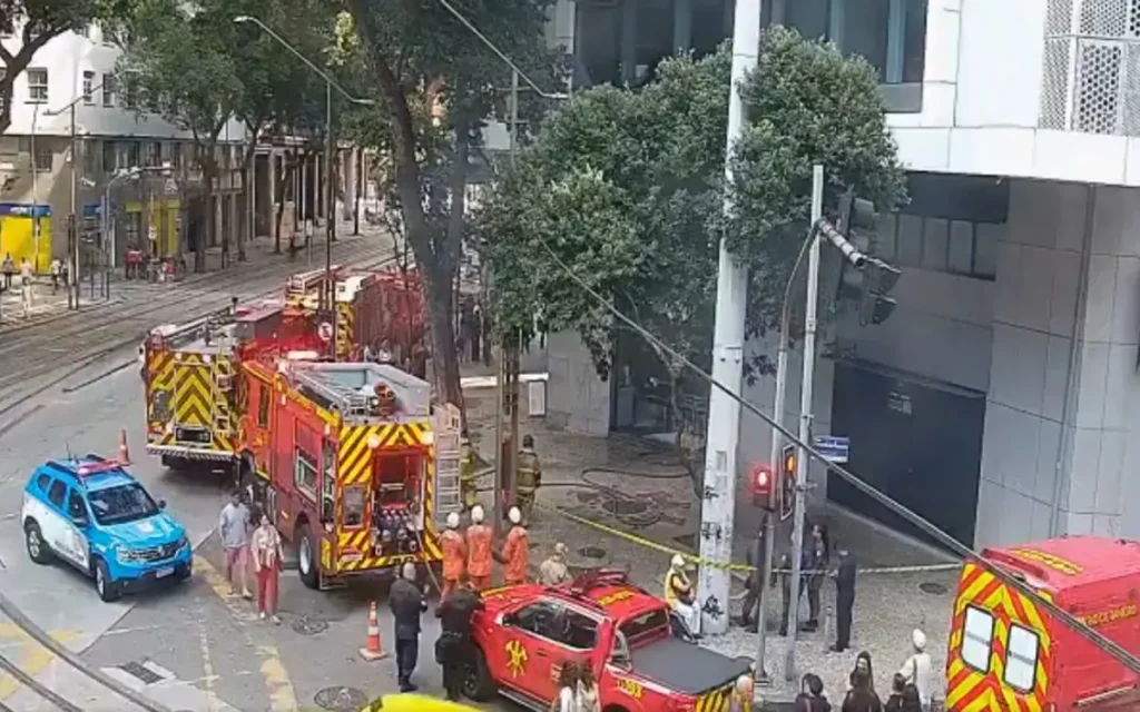Incêndio atinge padaria na Avenida Rio Branco no Centro do Rio