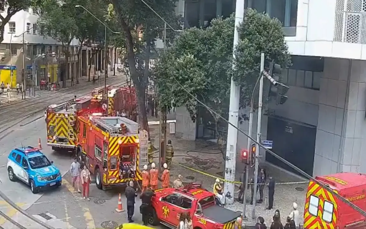 Incêndio atinge padaria na Avenida Rio Branco no Centro do Rio