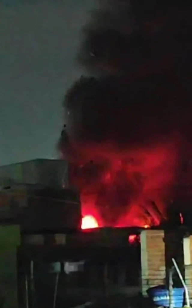 incêndio em depósito em Duque de Caxias