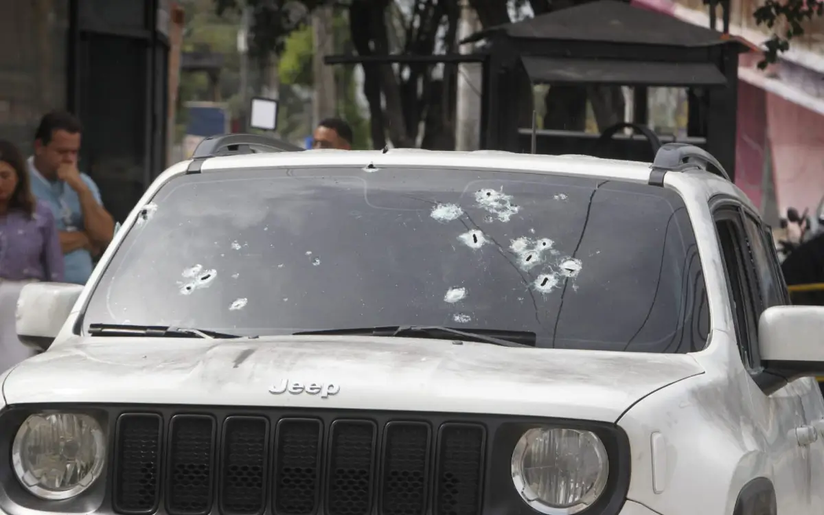Jeep Renegade baleado