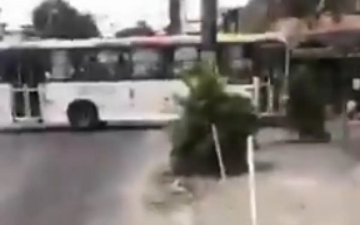 Ônibus foi utilizado como barricada