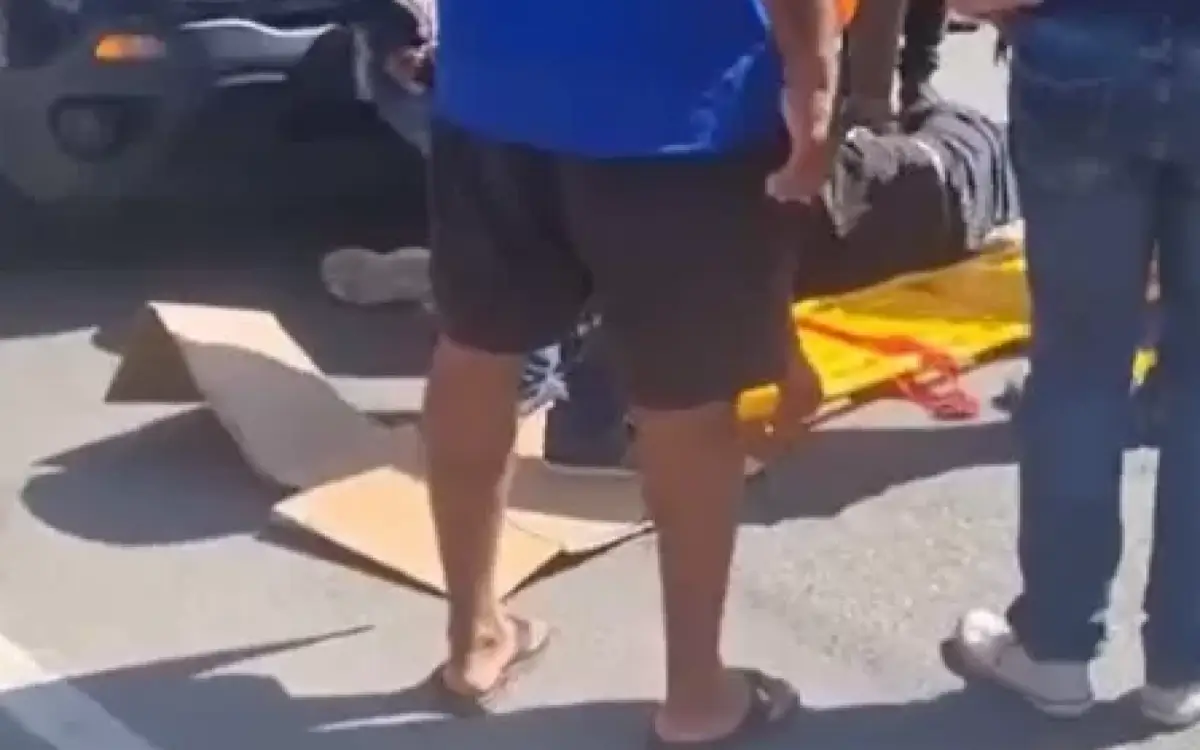 Motoboy é socorrido após acidente na Avenida José Bento Ribeiro Dantas, em Búzios