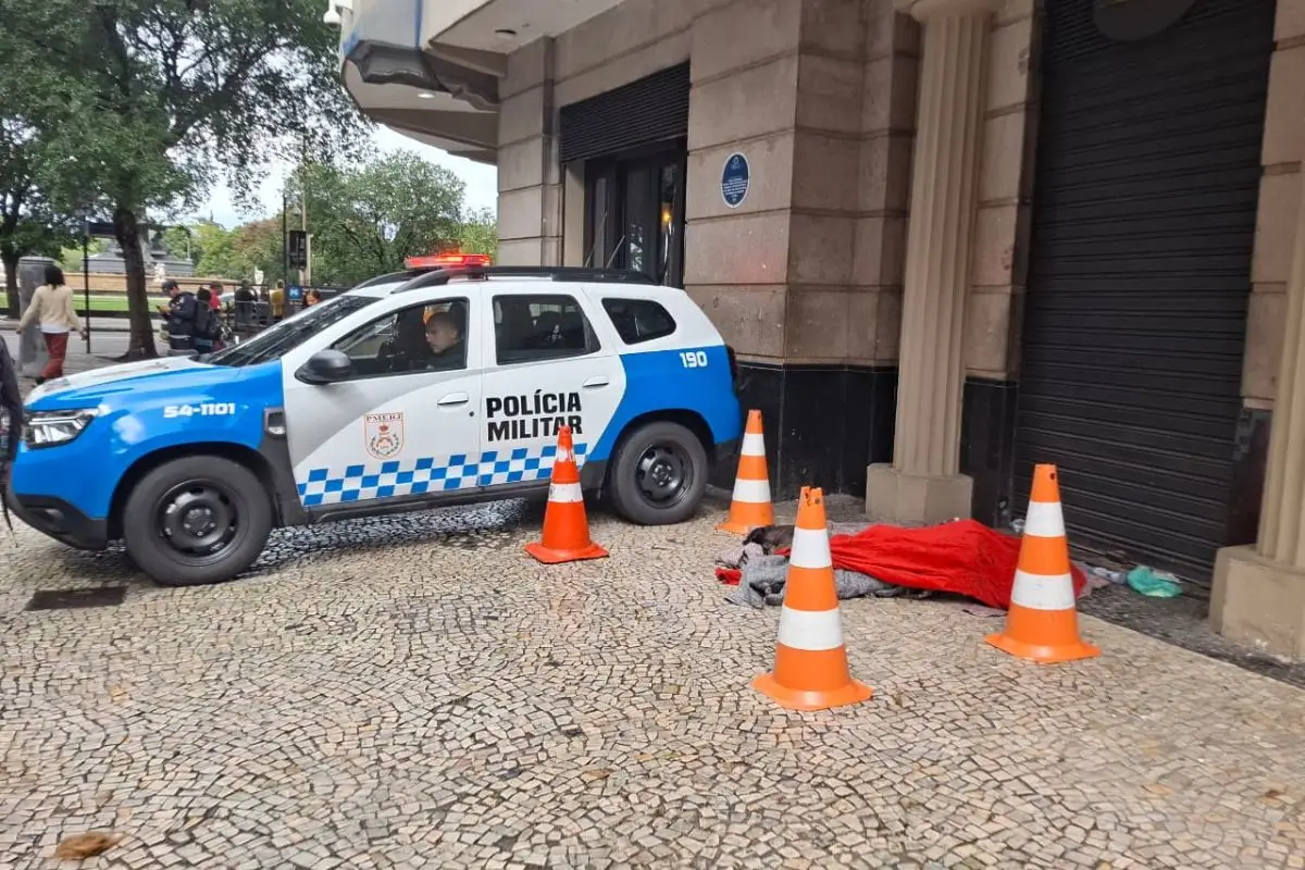 Mulher em situação de rua morre em frente ao Cinema Odeon