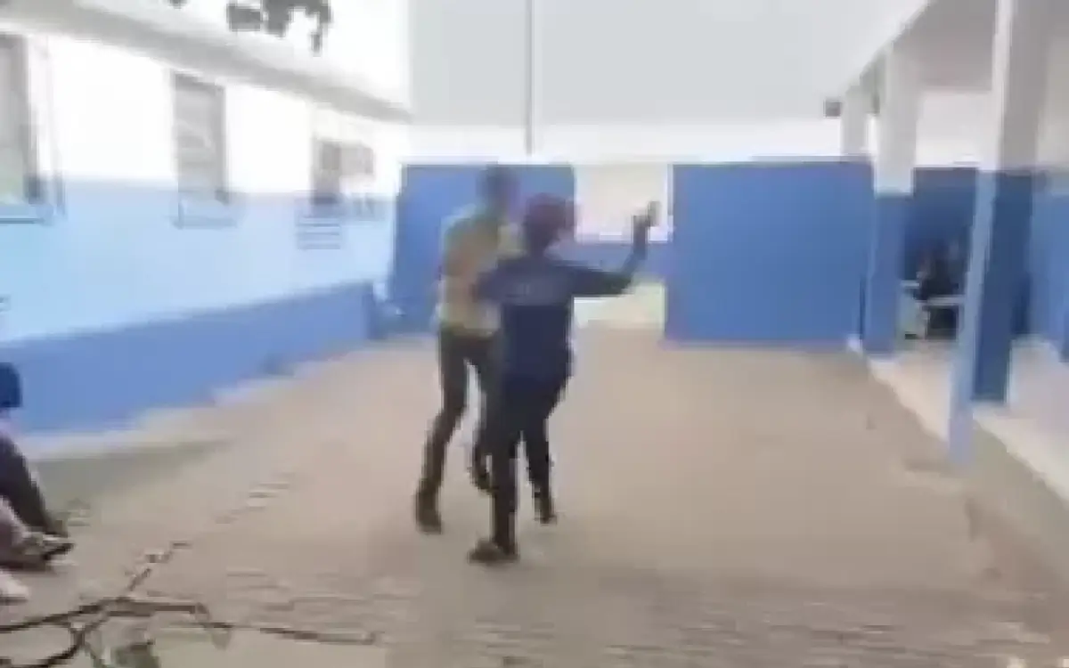 aluna com possível canivete