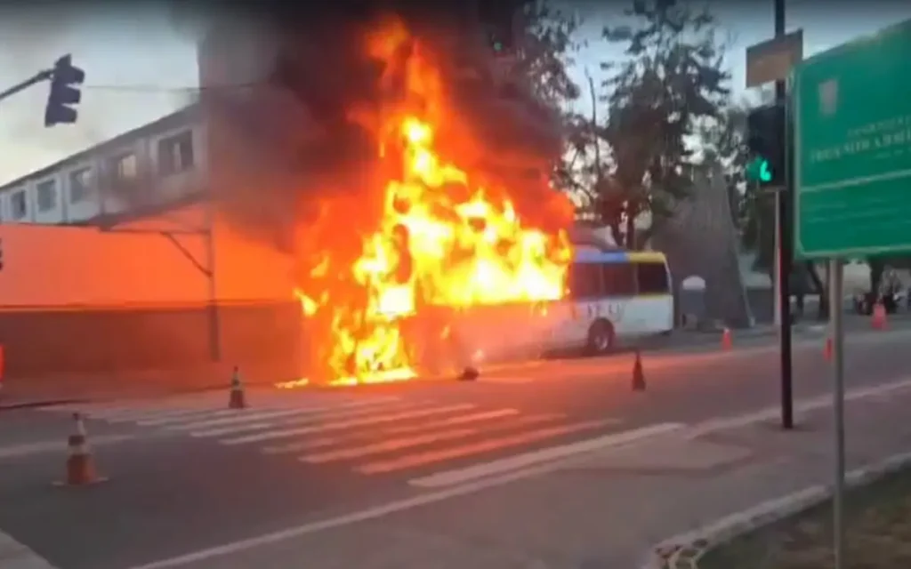 ônibus pega fogo na Vila Militar