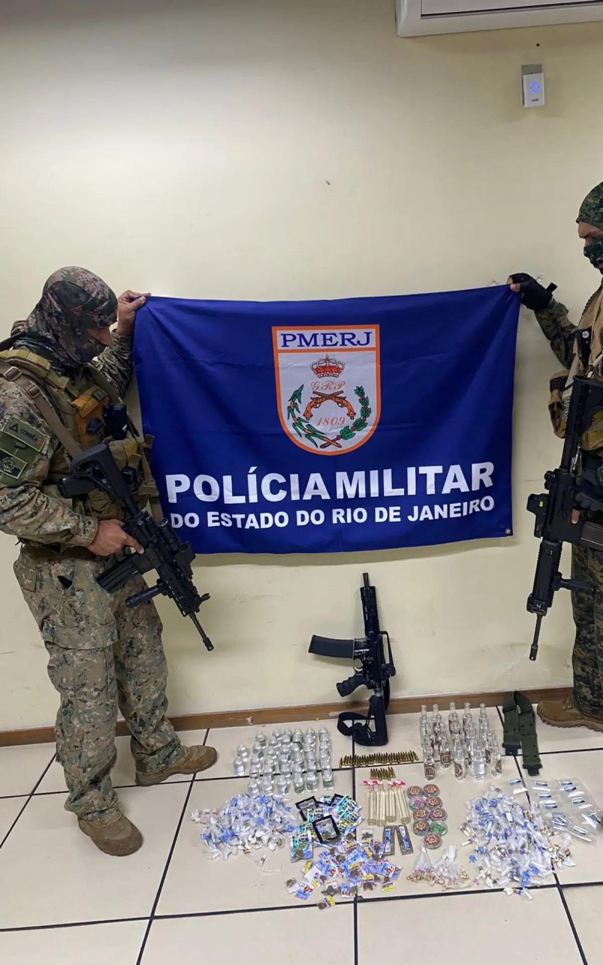 Fuzil, munições e drogas apreendidos por equipes do BOPE