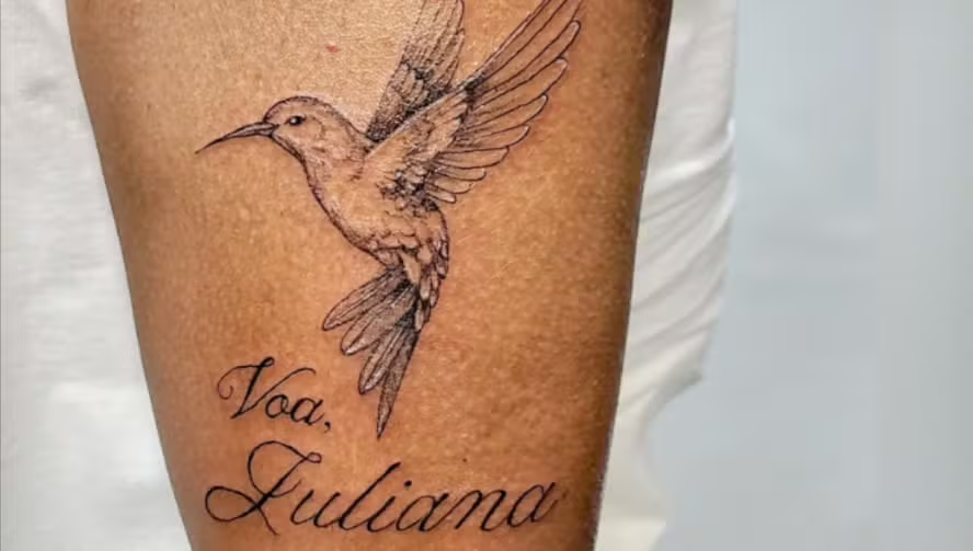 Pai de Juliana Marins faz tatuagem em homenagem à filha