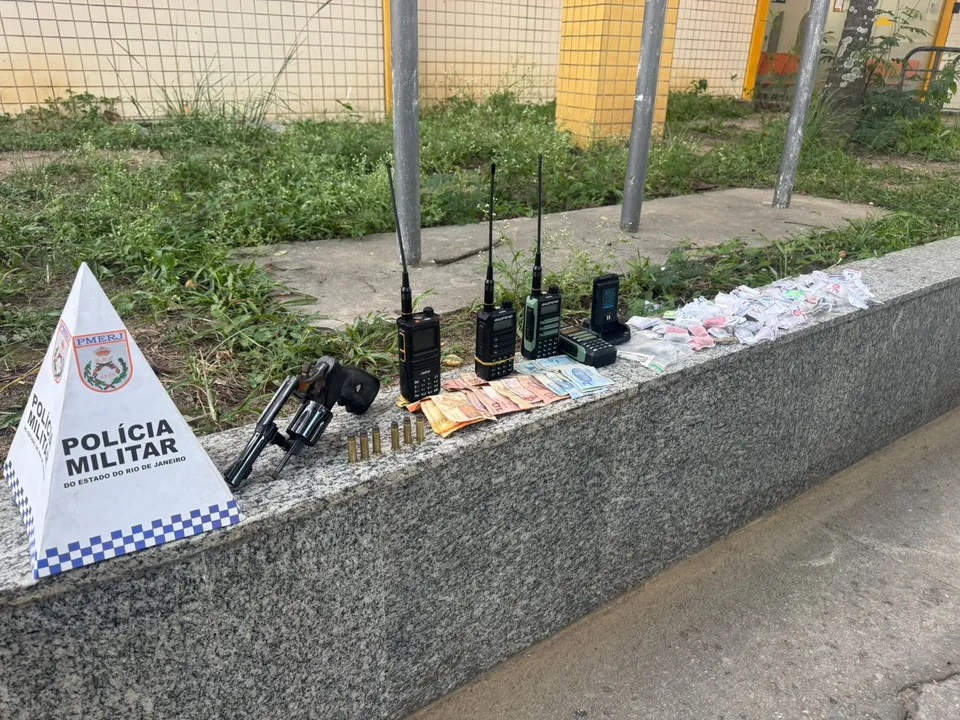 PM apreende revólver e detém dois homens no Zé Garoto