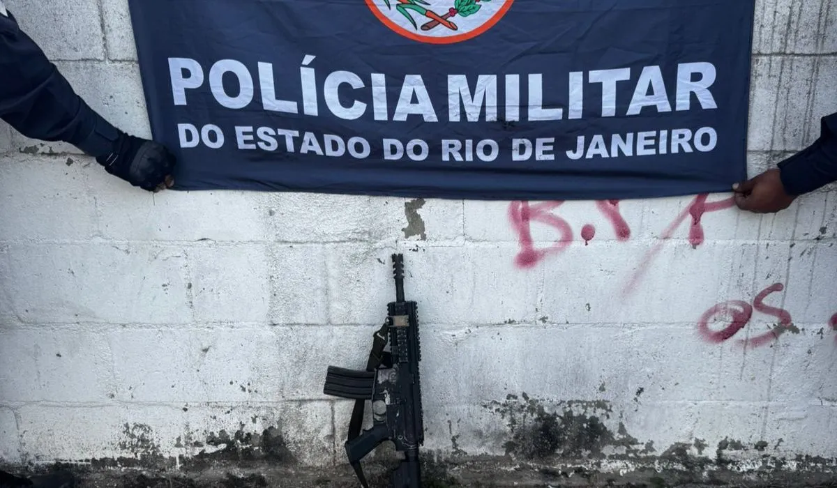 Criminosos fugiram e deixaram um fuzil para trás