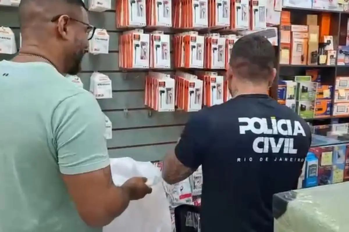 Polícia apreende eletrônicos piratas no Centro do Rio