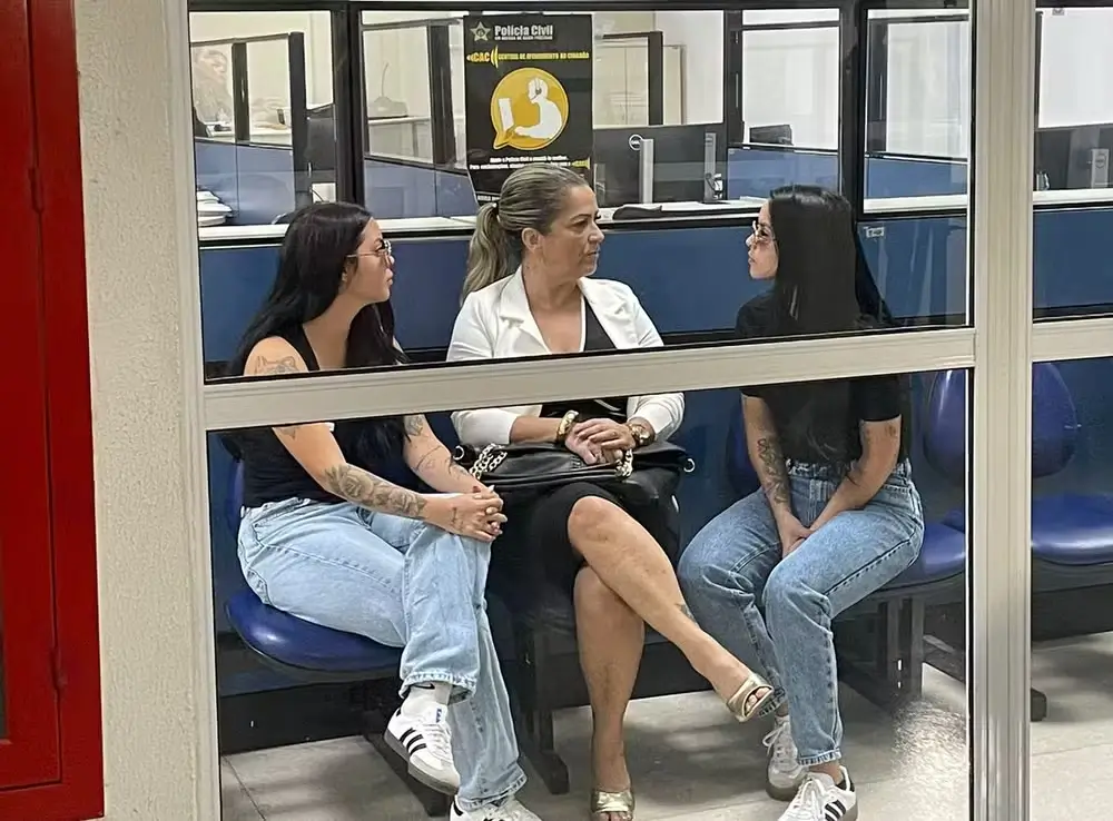 Gêmeas Paola e Paulina na polícia