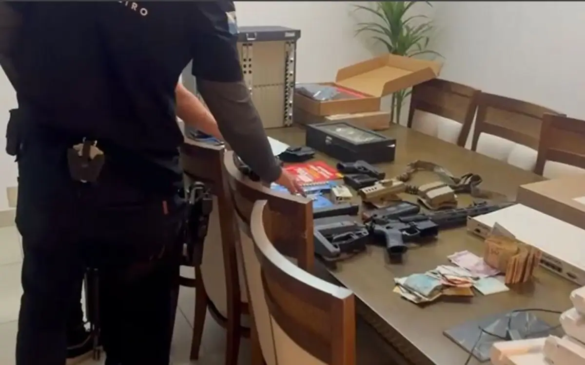 Materiais apreendidos durante operação contra exploração clandestina de internet