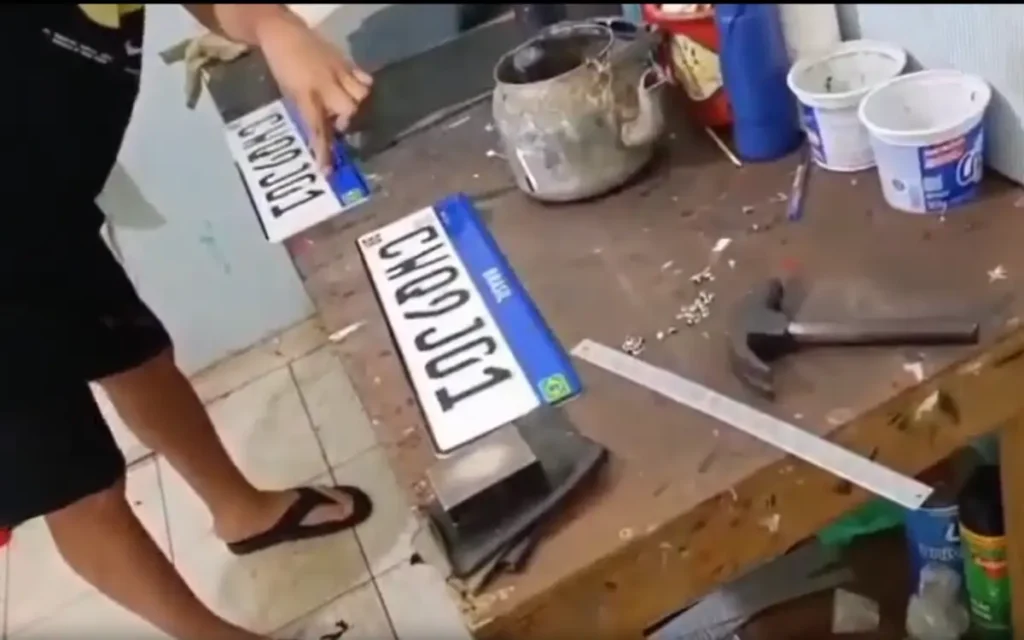 Polícia prende homem por produção clandestina de placas de veículos no Rio