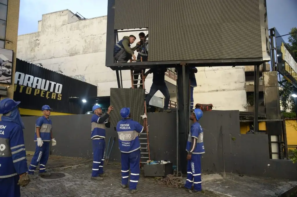 Prefeitura do Rio combate publicidade irregular em operação na Barra