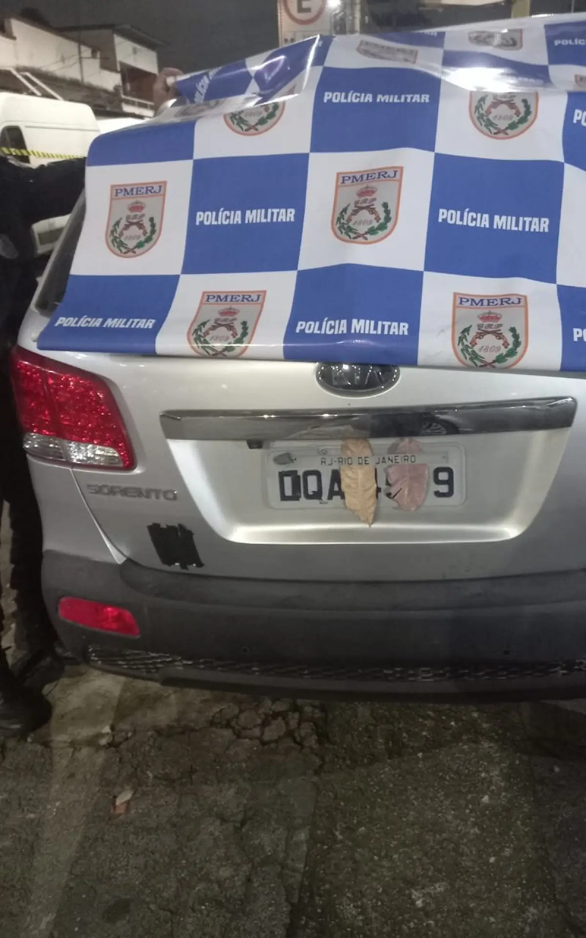 Carro usado pelos suspeitos tinha a placa adulterada