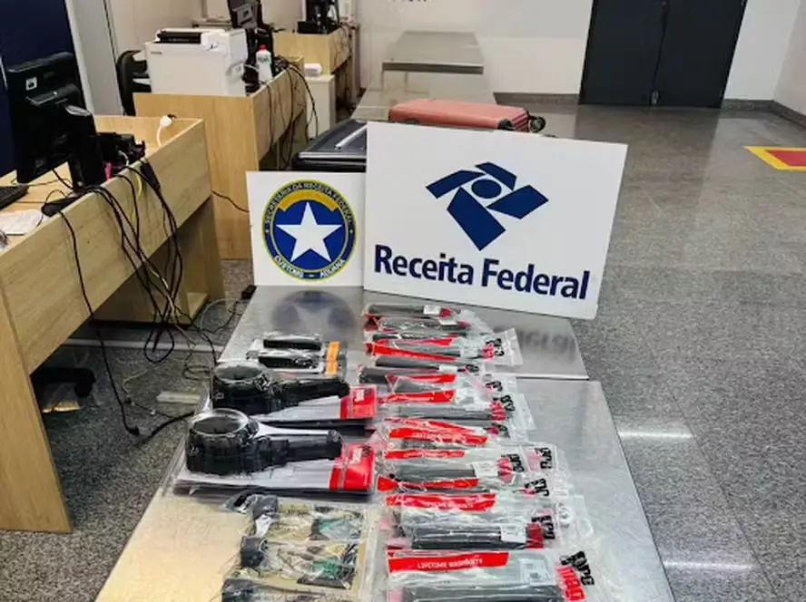 Os carregadores apreendidos no Aeroporto Tom Jobim