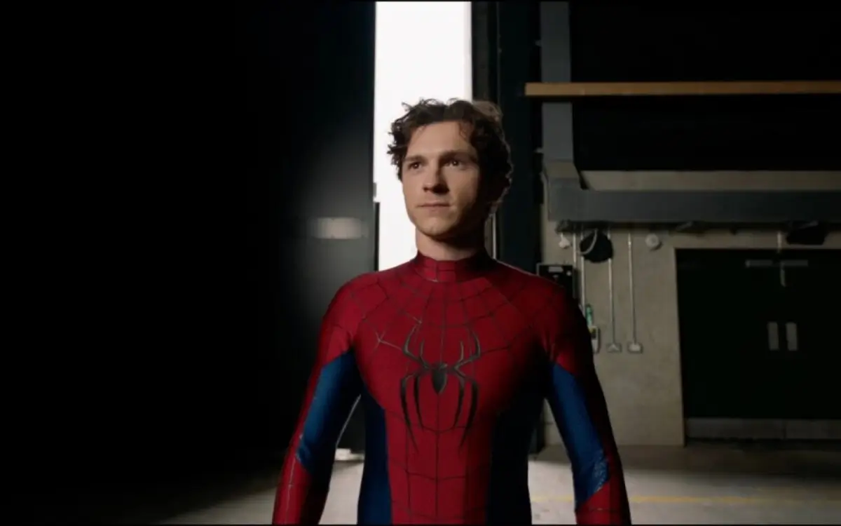 Tom Holland com traje que lembra Maguire