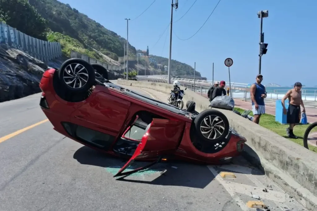 carro capota na Avenida Niemeyer