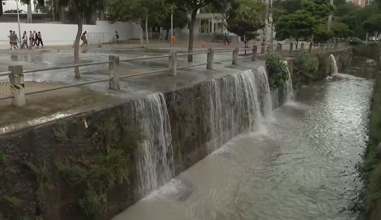 Vazamento de água perto do Maracanã