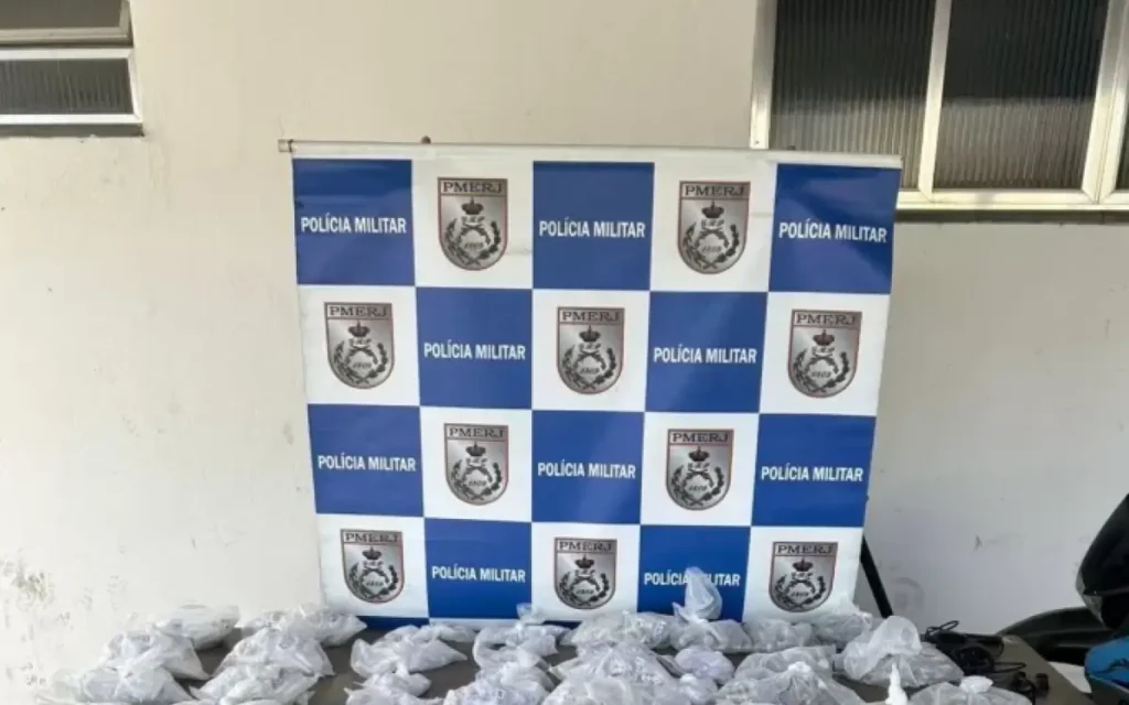 577 cápsulas de cocaína, 640 pedras de crack, 260 porções de skank e 426 tiras de maconha
