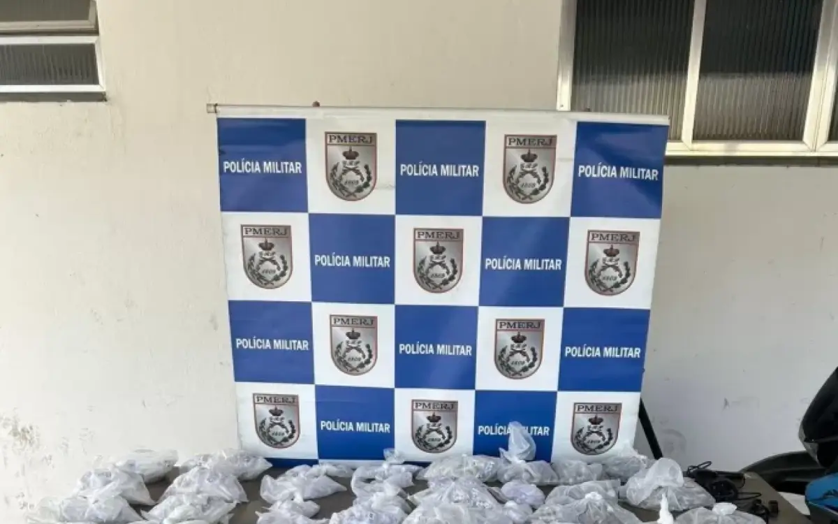 577 cápsulas de cocaína, 640 pedras de crack, 260 porções de skank e 426 tiras de maconha