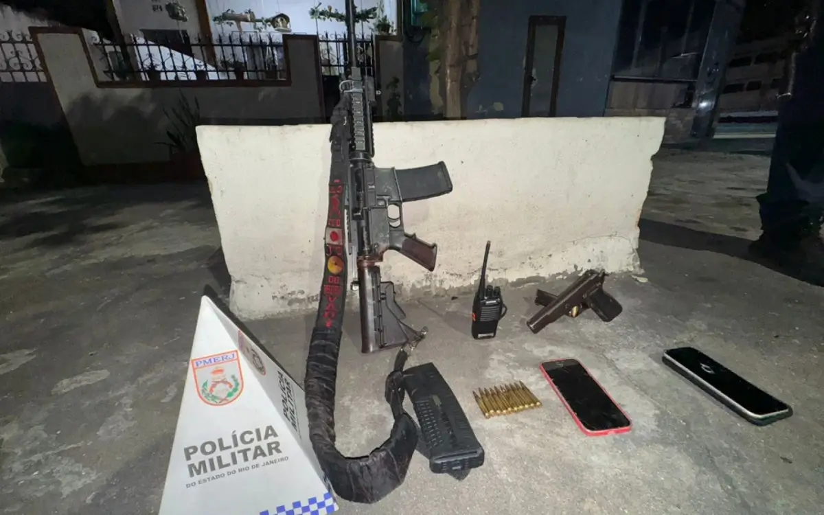 Armas e celulares apreendidos