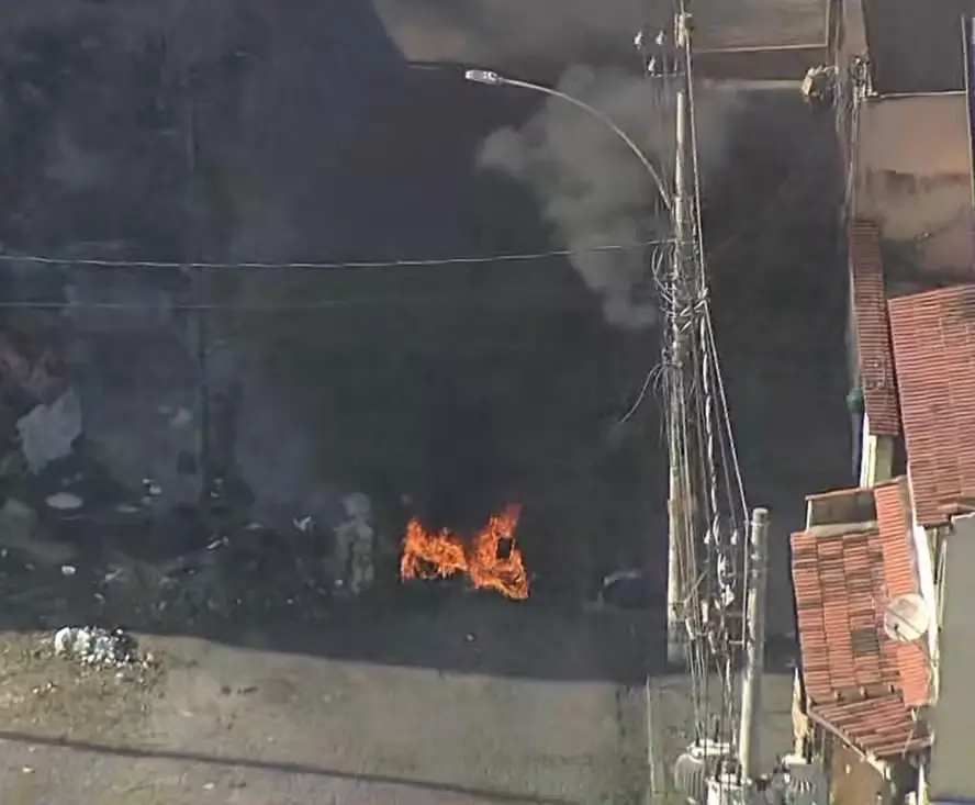 Uma barricada em chamas no Complexo do Chapadão