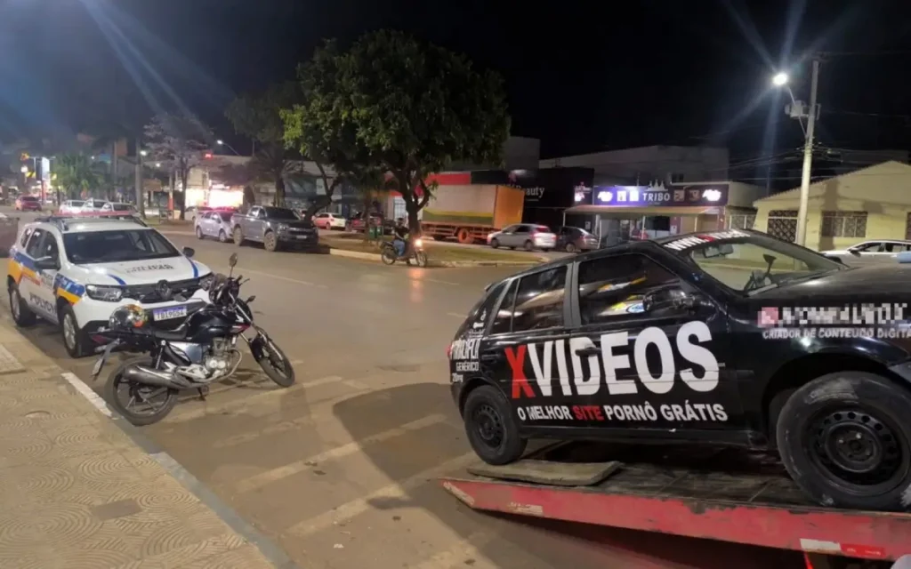 carro com adesivos de site adulto e remédio para impotência