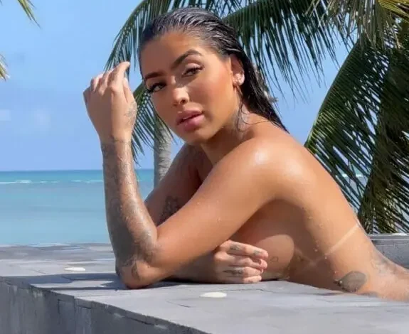 MC Mirella nua na piscina