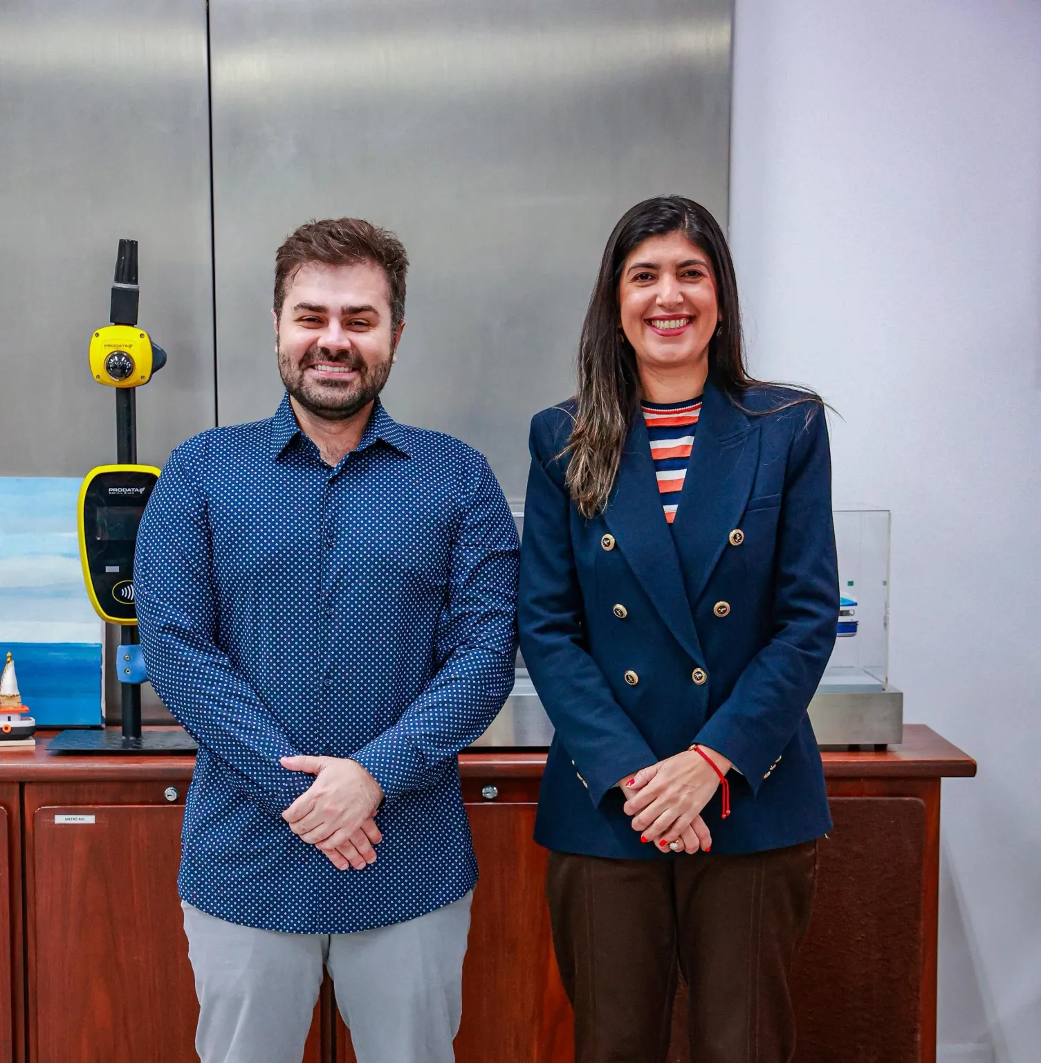 O deputado Vinicius Cozzolino e a secretária Priscila Sakalem