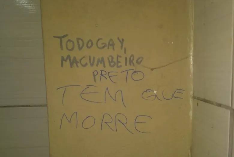 Pichação com frases racistas e homofóbicas