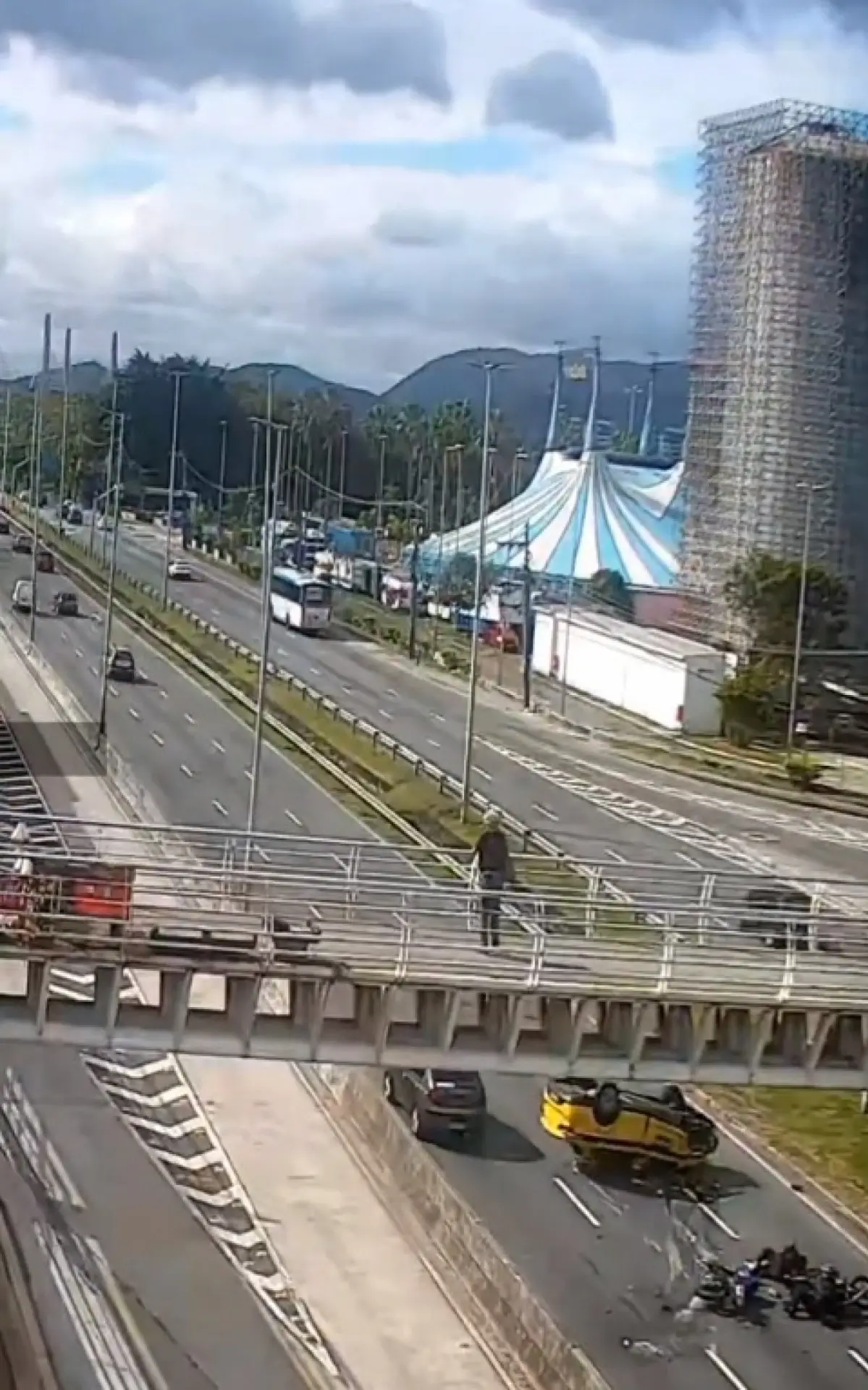 Táxi capotou e atingiu duas motos depois de bater em mureta