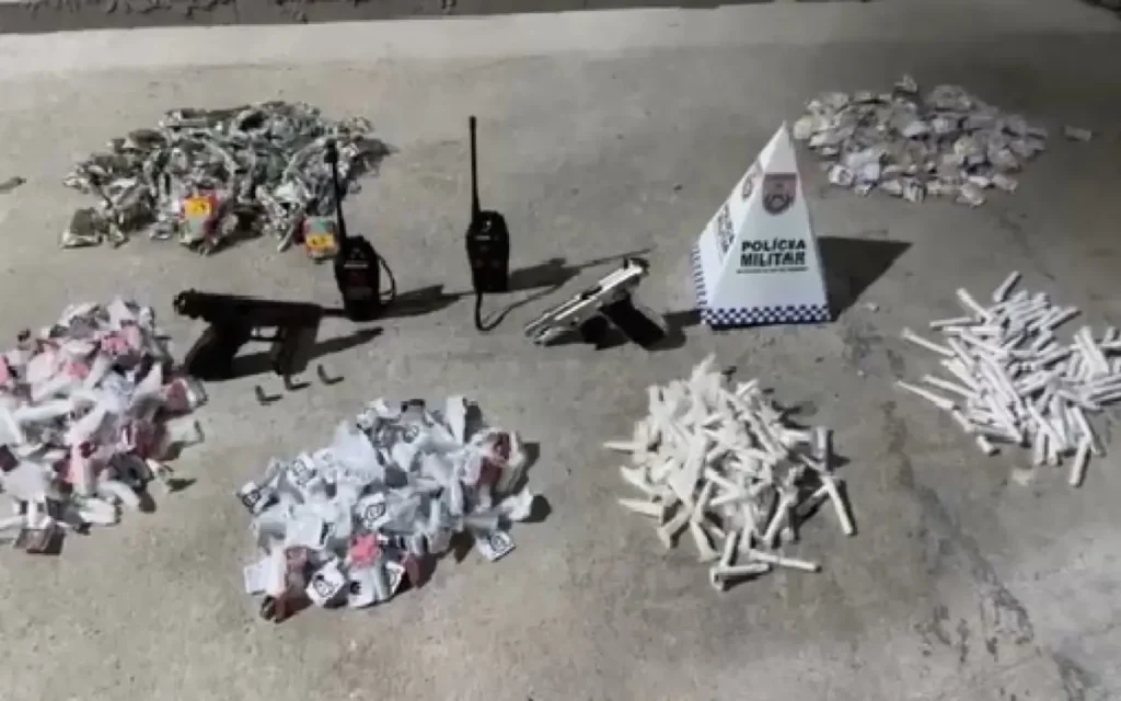 Policiais apreenderam duas pistolas, munições, grande quantidade de drogas e radiotransmissores