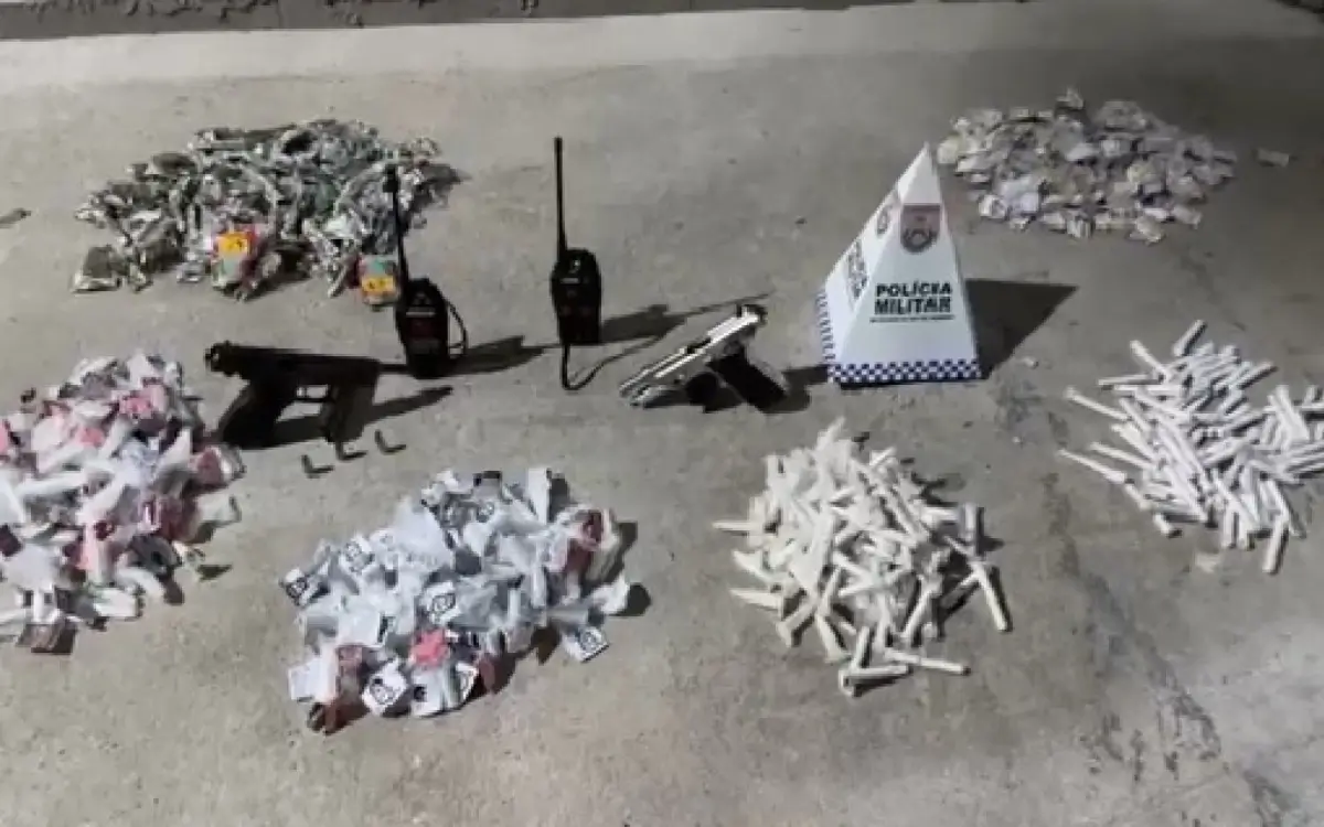 Policiais apreenderam duas pistolas, munições, grande quantidade de drogas e radiotransmissores