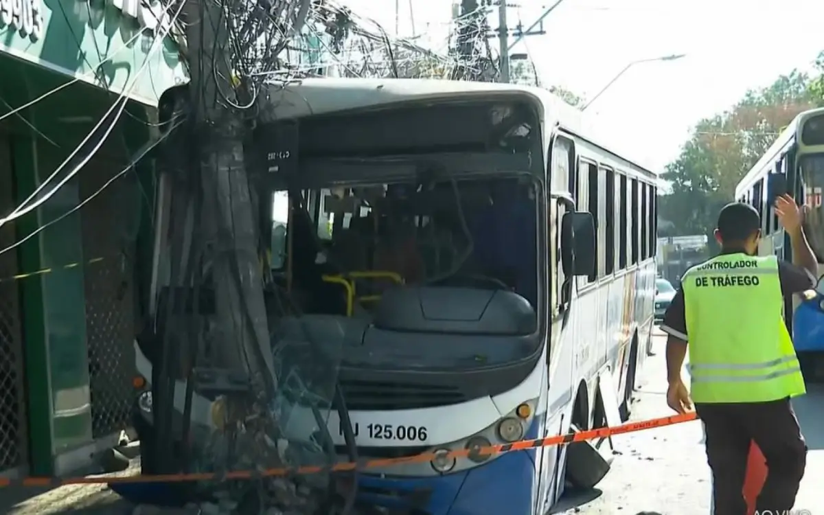ônibus bate em poste