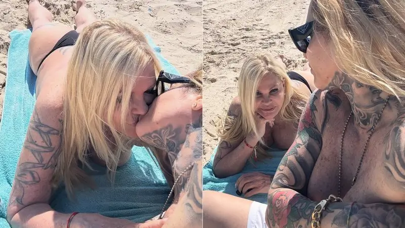Monique Evans posa de topless e recebe beijo da esposa