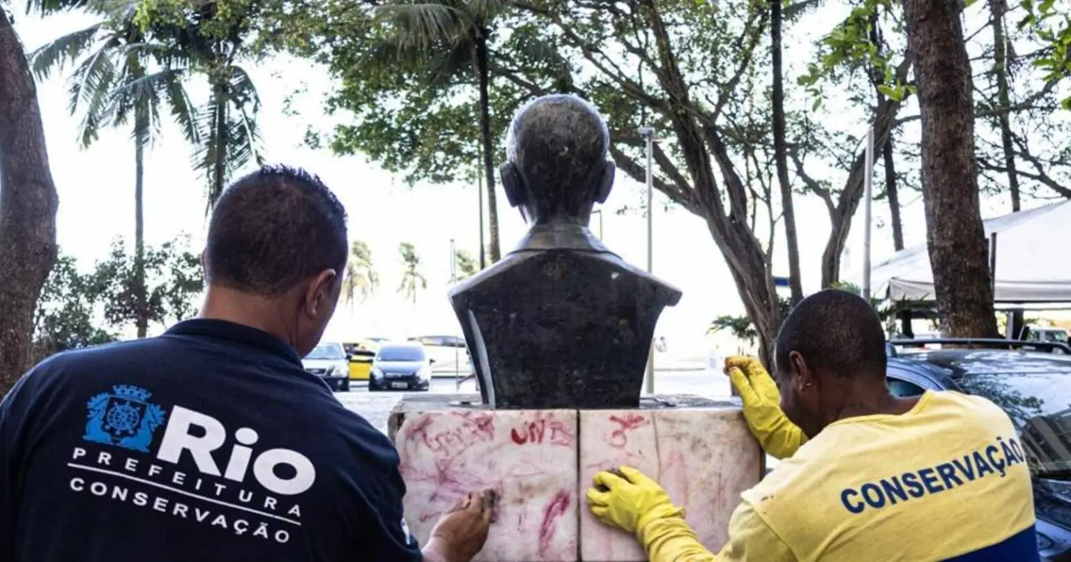 busto de Ary Barroso é restaurado